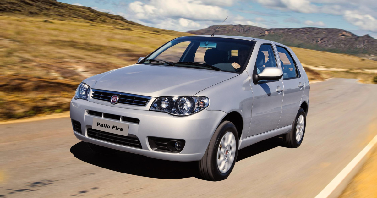Em 10 anos, o carro mais barato do Brasil saltou de R$ 27 mil para R$ 73 mil. Veja como o “popular” sumiu e o que mudou no mercado. (Imagem: memoriamotor)
