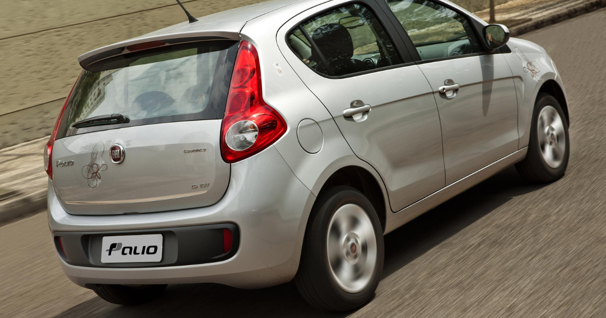 Em 10 anos, o carro mais barato do Brasil saltou de R$ 27 mil para R$ 73 mil. Veja como o “popular” sumiu e o que mudou no mercado. (Imagem: memoriamotor)