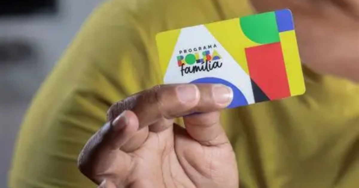 Estudo da FGV aponta que o Bolsa Família pode reduzir a oferta de trabalho formal, afetando comércio e serviços no Brasil.