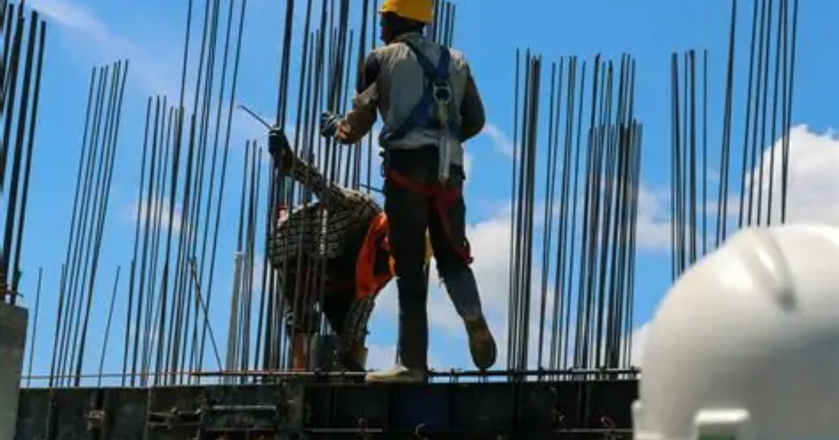 Estudo da FGV aponta que o Bolsa Família pode reduzir a oferta de trabalho formal, afetando comércio e serviços no Brasil.