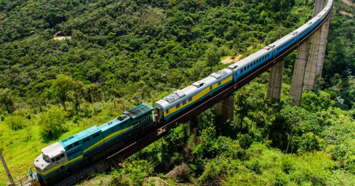Trem Vitória-Minas terá novo horário em 2026. Viagem da Vale cruza rios, montanhas e encanta turistas em um dos trajetos mais belos do país.