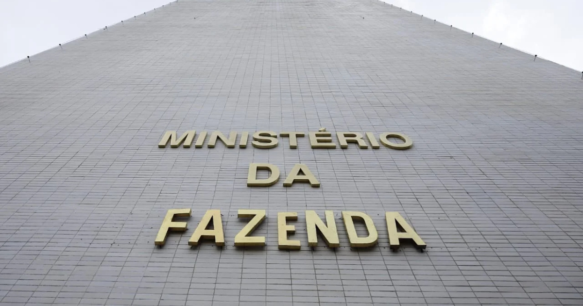Brasil enfrenta rombo histórico de quase R$ 1 trilhão e alta de impostos sob governo Lula, com dívida e gastos em ritmo crescente.
