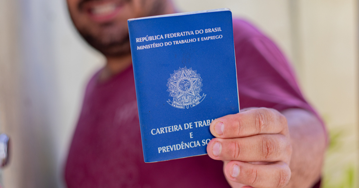 Instrutor do Sesc é demitido dias antes das férias e ganha indenização no TST por violação da boa-fé e abuso de direito.