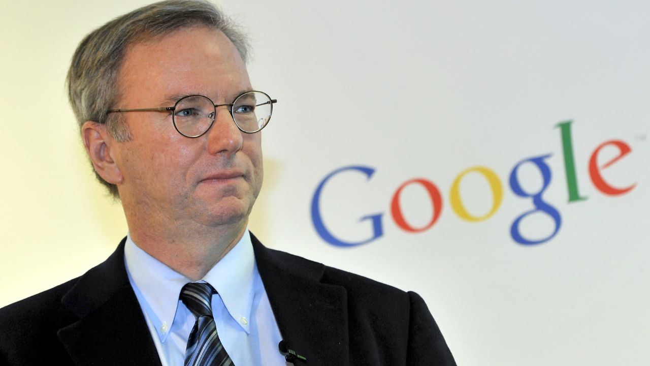 Ex-CEO do Google afirma que o trabalho remoto perdeu prioridade e aponta o modelo 996 com semana de 72 horas como alternativa competitiva.