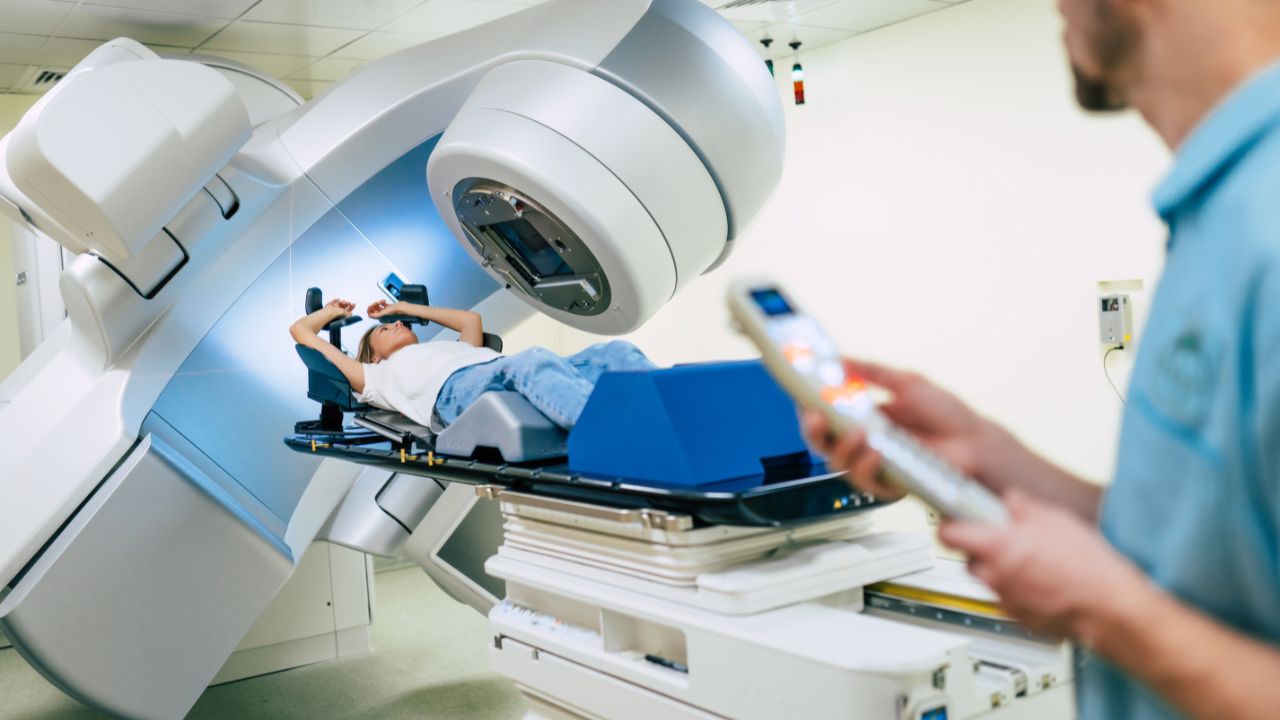 O governo lança novo auxílio para pacientes em radioterapia, cobrindo transporte, alimentação e hospedagem para garantir acesso ao tratamento. Saiba como funciona.