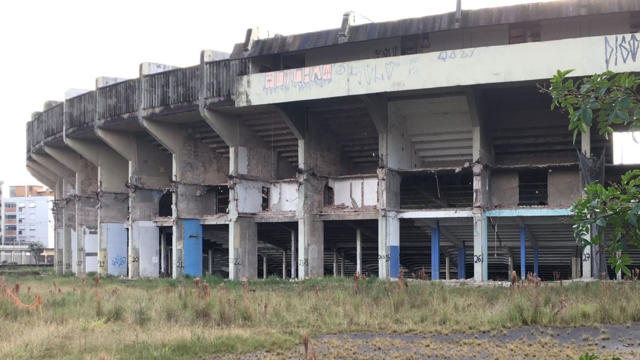 Estádio construído em 1954 com 45 mil lugares está fechado desde 2013 e hoje é cenário de abandono, entulho e degradação