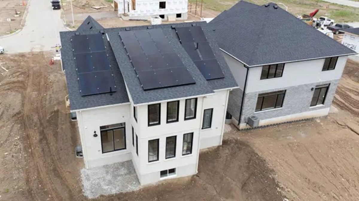 Casa solar corta contas em 45%, reduz emissões em 55% e usa sistema 300% mais eficiente com energia limpa e armazenamento térmico