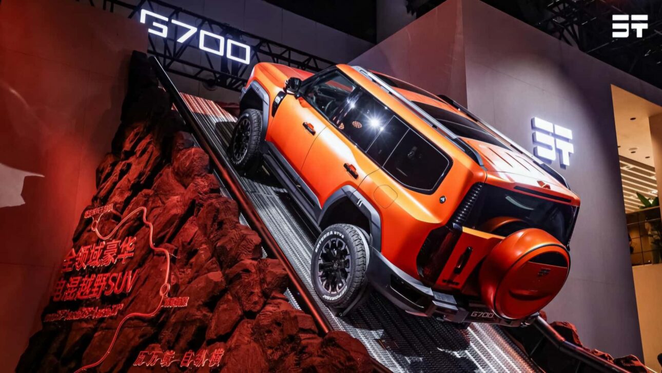 SUV híbrido Jetour G700 cruza 1,4 km sobre o rio Yangtzé e chega ao mercado com 1.400 km de autonomia e 751 cv; um marco da engenharia chinesa.