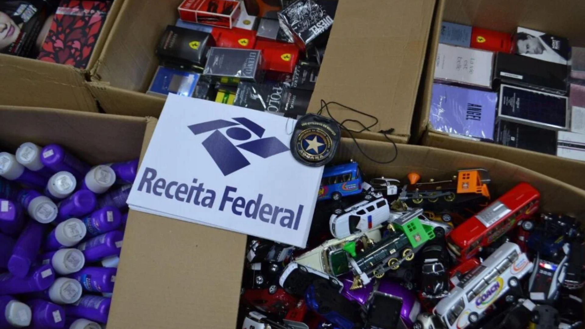 Público compra produtos apreendidos com até 50% de desconto no Mega Bazar da Receita Federal.