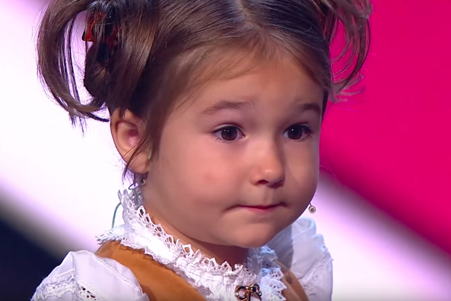 Com apenas 4 anos, garota impressiona o mundo ao falar 7 idiomas, incluindo inglês, francês, espanhol e chinês, e surpreende linguistas