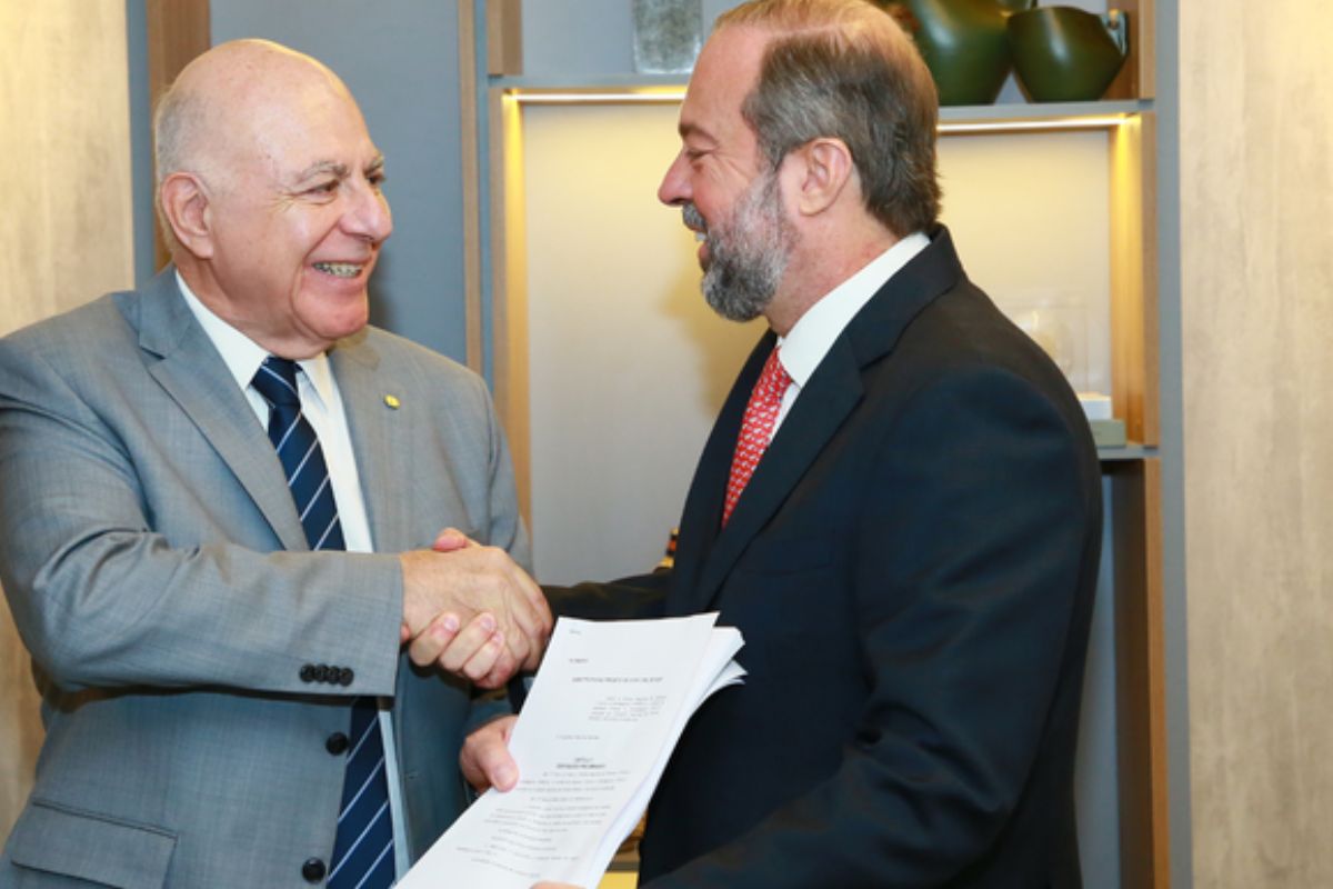 Os minerais críticos estão no centro das discussões sobre o futuro da economia global. O ministro de Minas e Energia, Alexandre Silveira, recebeu o deputado Arnaldo Jardim, relator do Projeto de Lei 2780/2024, que institui a Política Nacional de Minerais Críticos e Estratégicos (PNMCE)