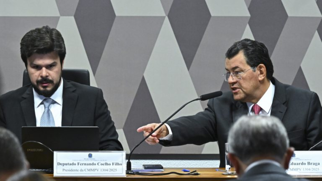 Após intensa articulação política e mobilização de empresários e parlamentares, a Câmara dos Deputados aprovou a MP 1304 sem a taxa de R$ 20 por 100 kWh para microgeradores de energia solar, garantindo alívio ao setor e preservando milhares de empregos no país.