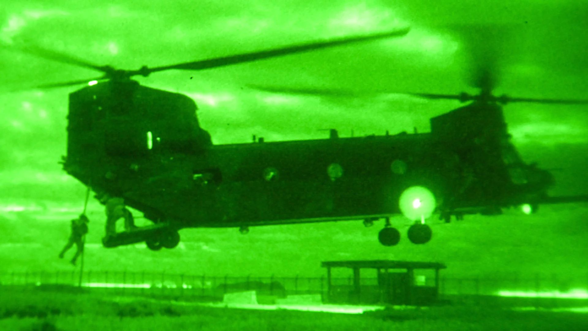 Helicópteros dos Night Stalkers sobrevoam o Caribe em operação próxima à Venezuela.