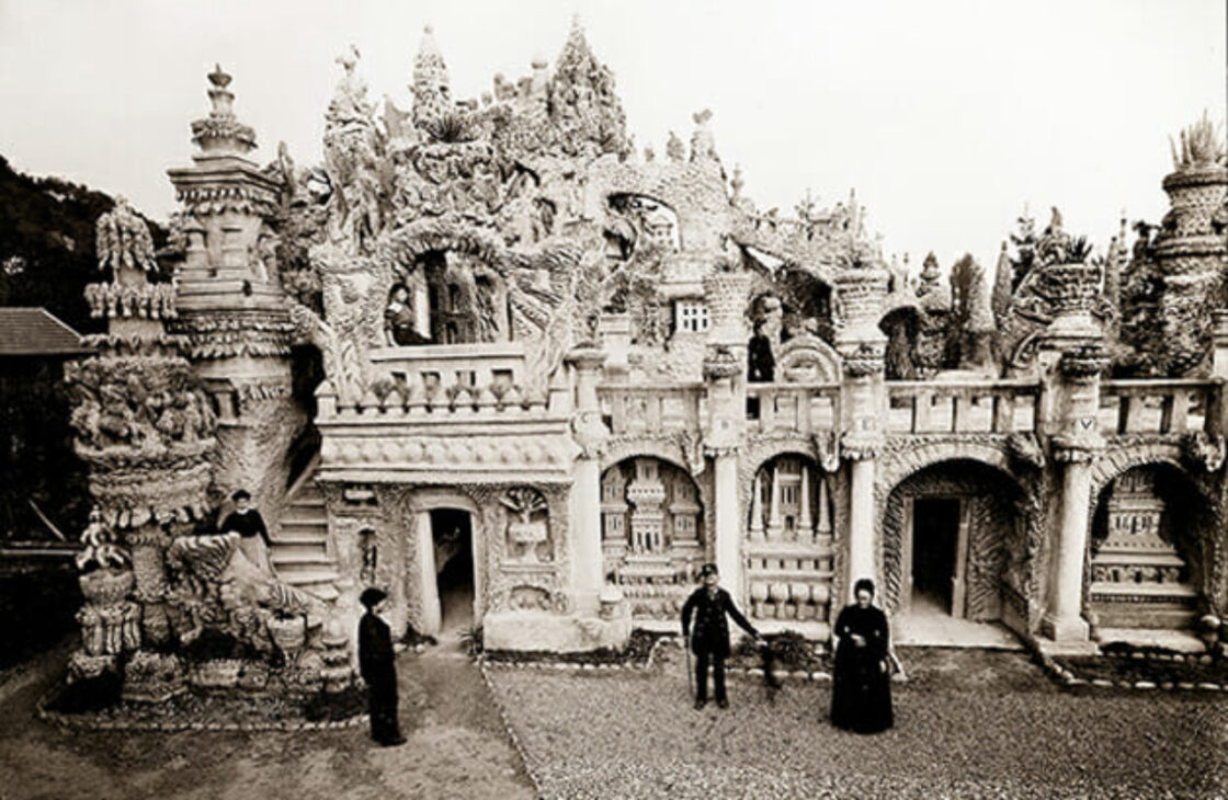 O carteiro francês que passou 33 anos recolhendo pedras para erguer um palácio fantástico com as próprias mãos, hoje considerado uma das maiores obras de arte naïf do mundo