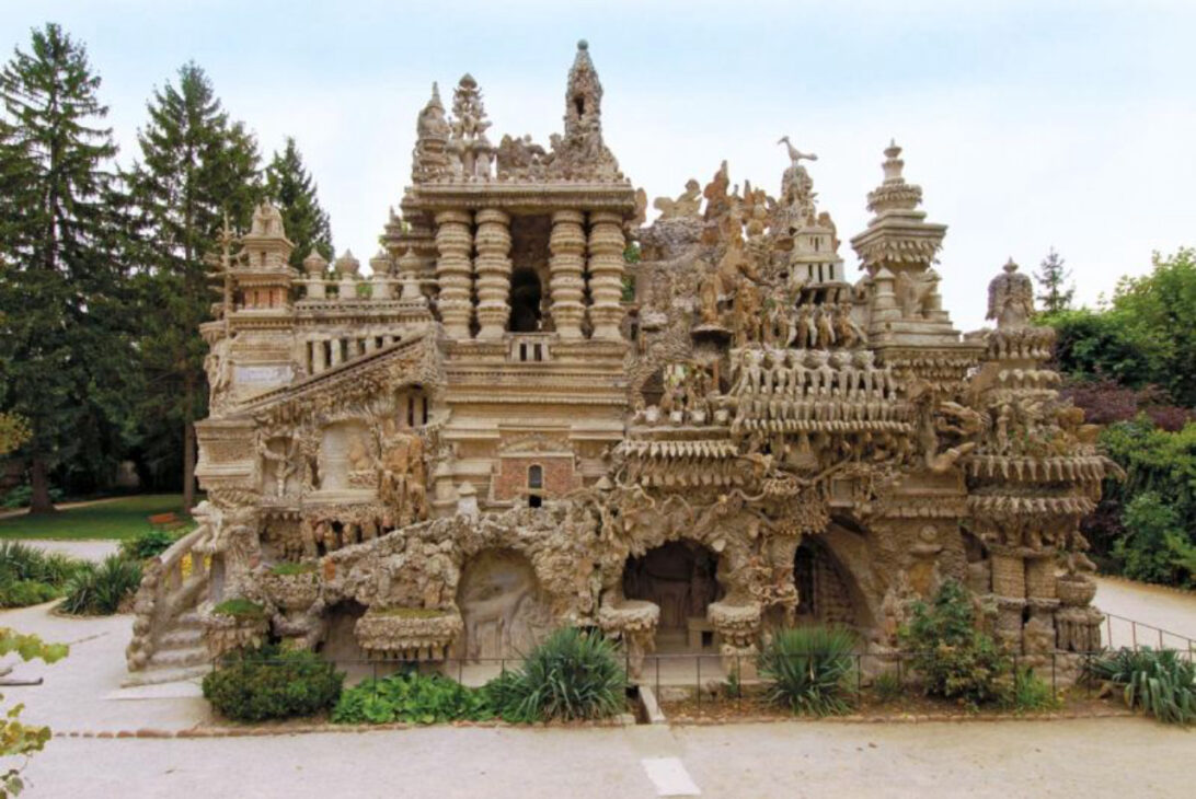O carteiro francês que passou 33 anos recolhendo pedras para erguer um palácio fantástico com as próprias mãos, hoje considerado uma das maiores obras de arte naïf do mundo