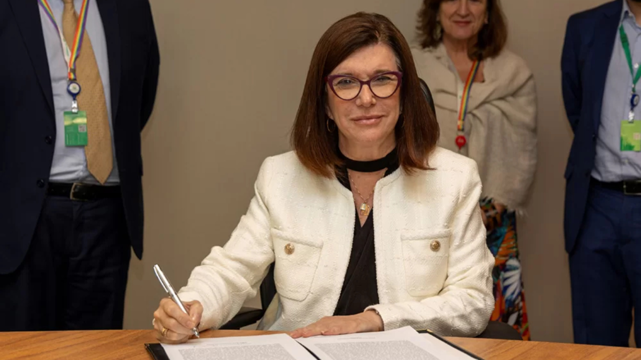 Durante a OTC Brasil, Magda Chambriard destacou que a Petrobras continuará priorizando a exploração de petróleo, exaltando a licença para perfuração na Foz do Amazonas e descartando planos de transformar a estatal em uma empresa de energia renovável. Fonte: Agência Petrobras