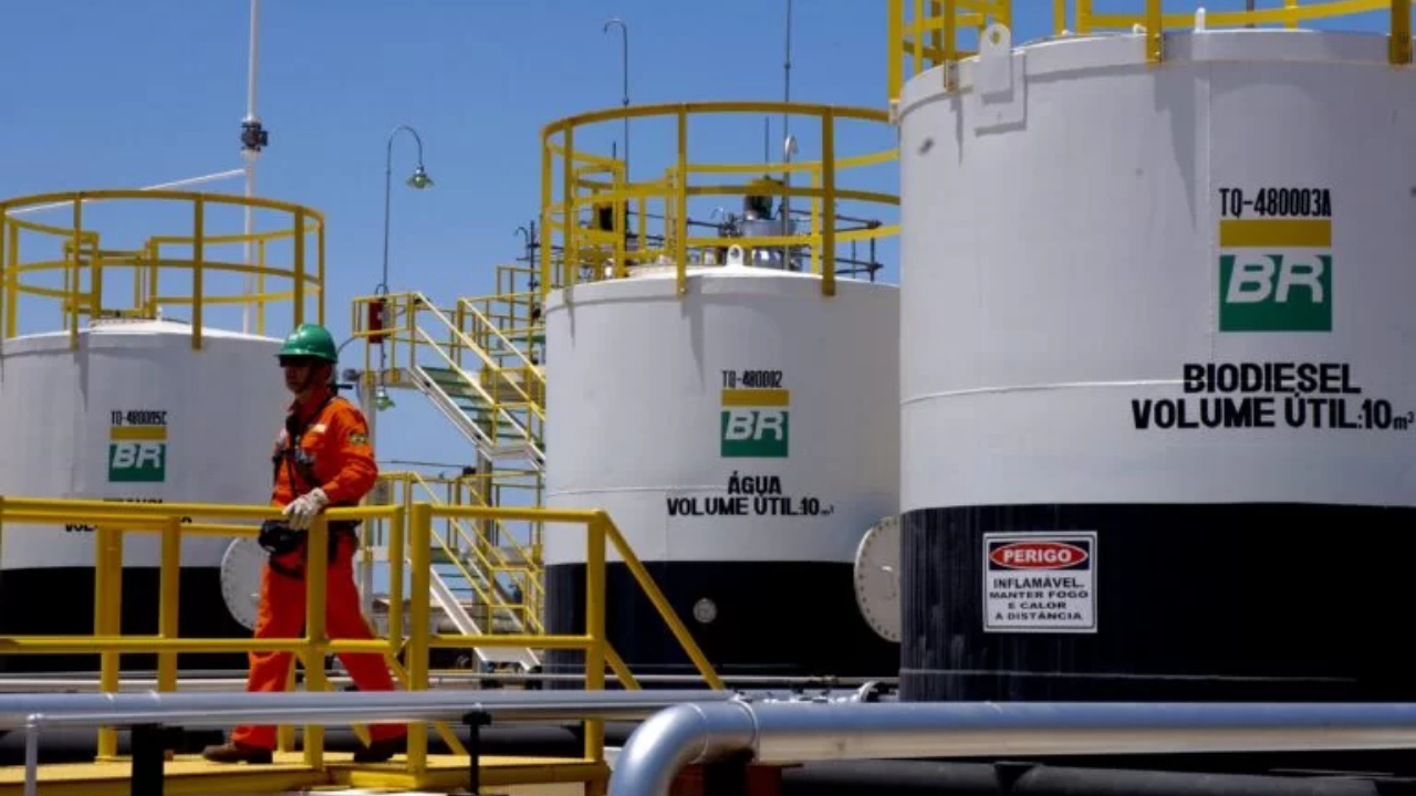 Relatório internacional revela que a Petrobras lidera a expansão do petróleo na América Latina, enquanto 290 bancos investiram US$ 129 bilhões em combustíveis fósseis, levantando questionamentos sobre transição energética. Fonte: Petrobras