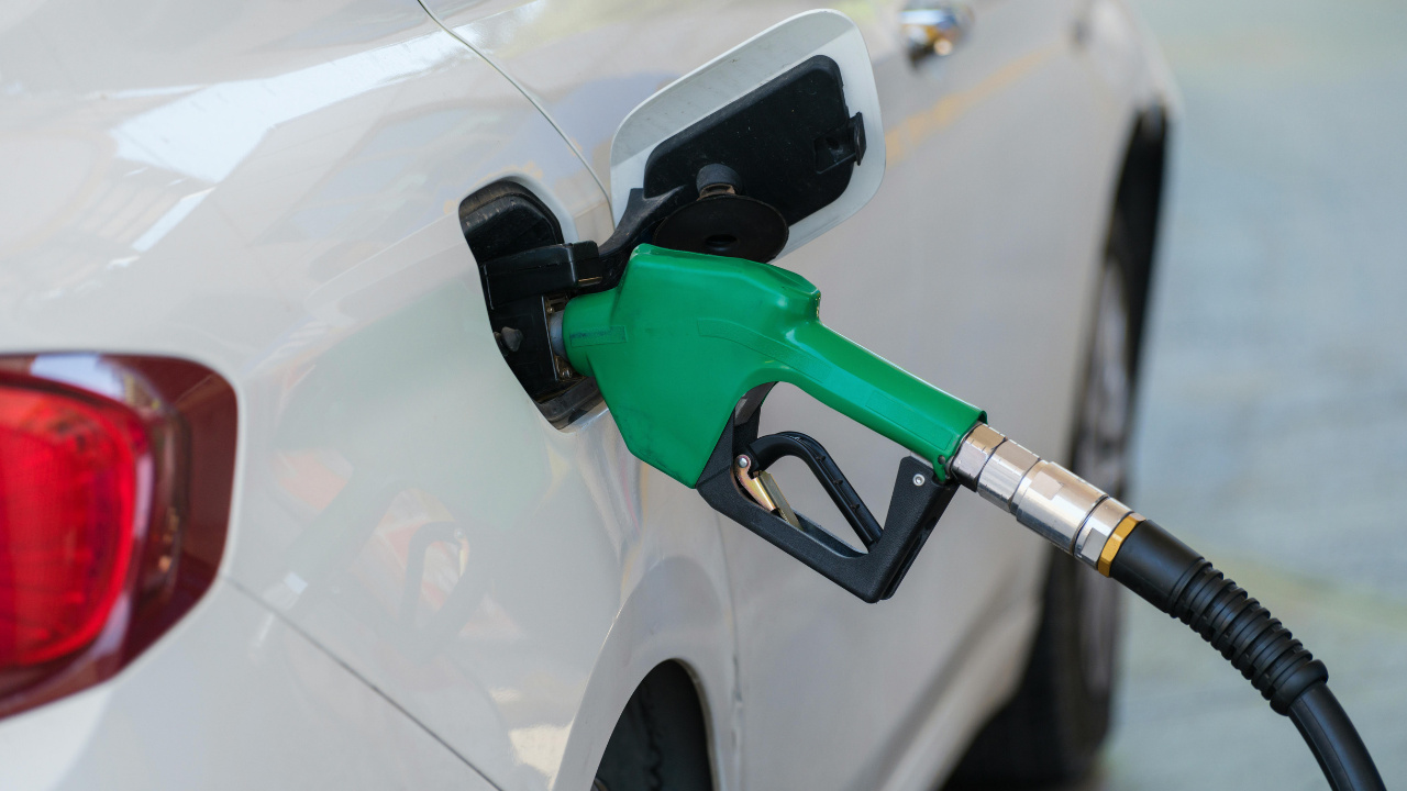 Alta do petróleo por sanções dos EUA à Rússia preocupa o mercado e levanta dúvidas sobre novos reajustes da gasolina no Brasil.
