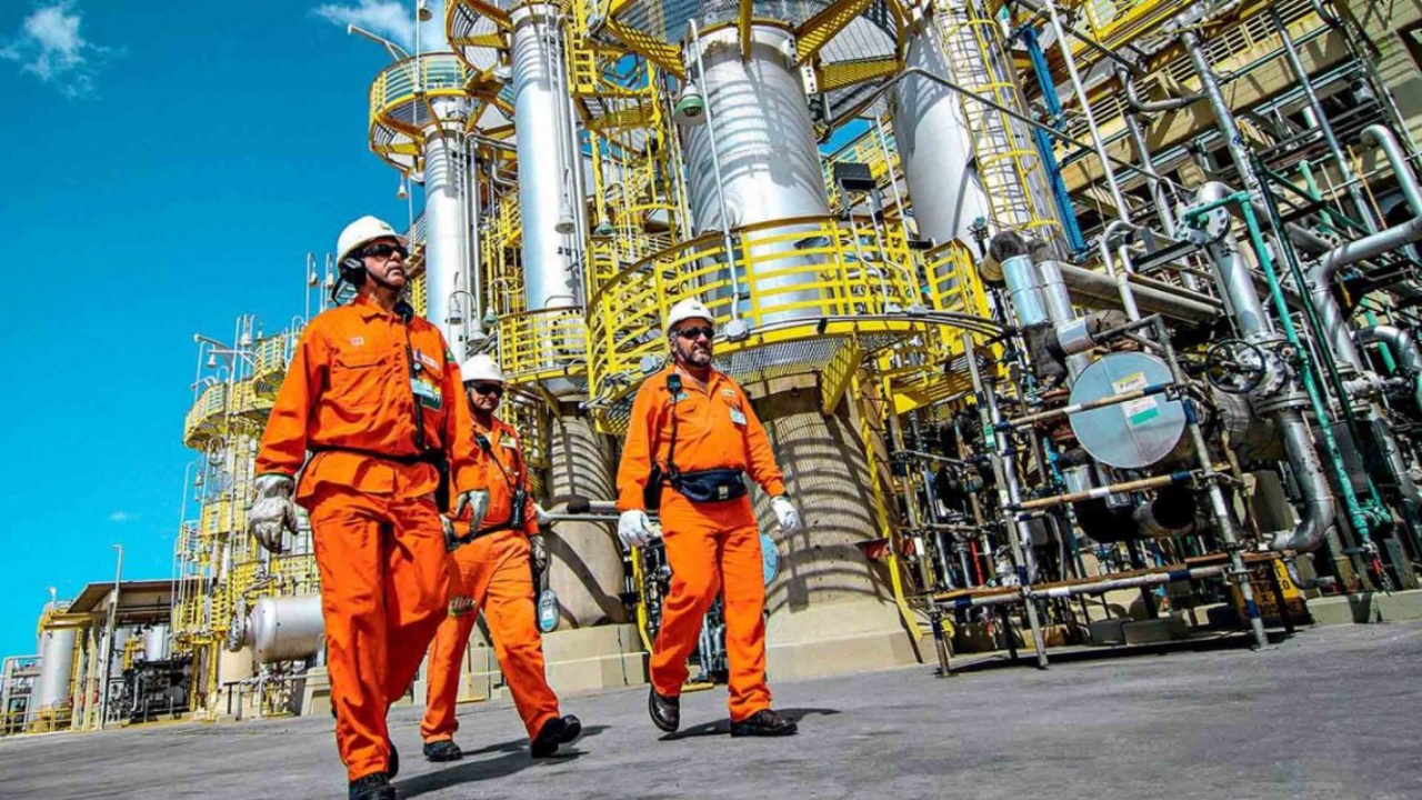 O novo projeto de lei apresentado pelo senador Lindbergh Farias propõe ampliar o descanso dos petroleiros e corrigir desigualdades entre trabalhadores diretos e terceirizados da Petrobras. Fonte: Agência Petrobras