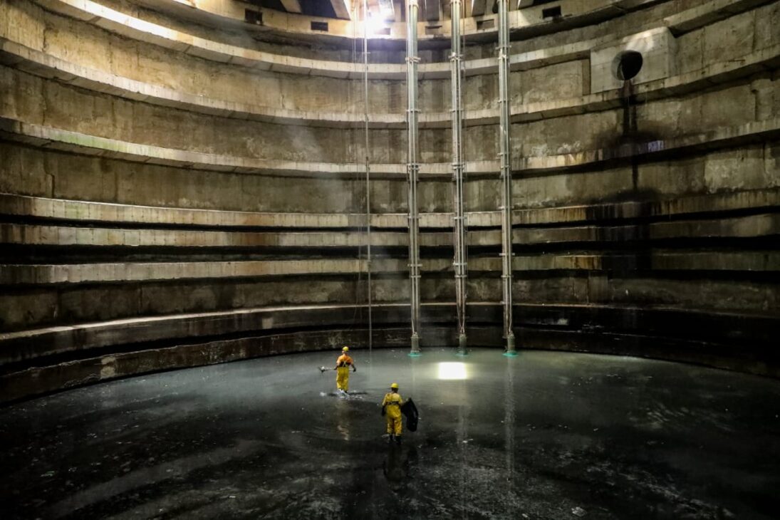 O maior piscinão subterrâneo do Rio de Janeiro: com 26 metros de profundidade e capacidade para 58 milhões de litros, este gigante de concreto ajuda a proteger bairros inteiros da Zona Norte contra enchentes históricas