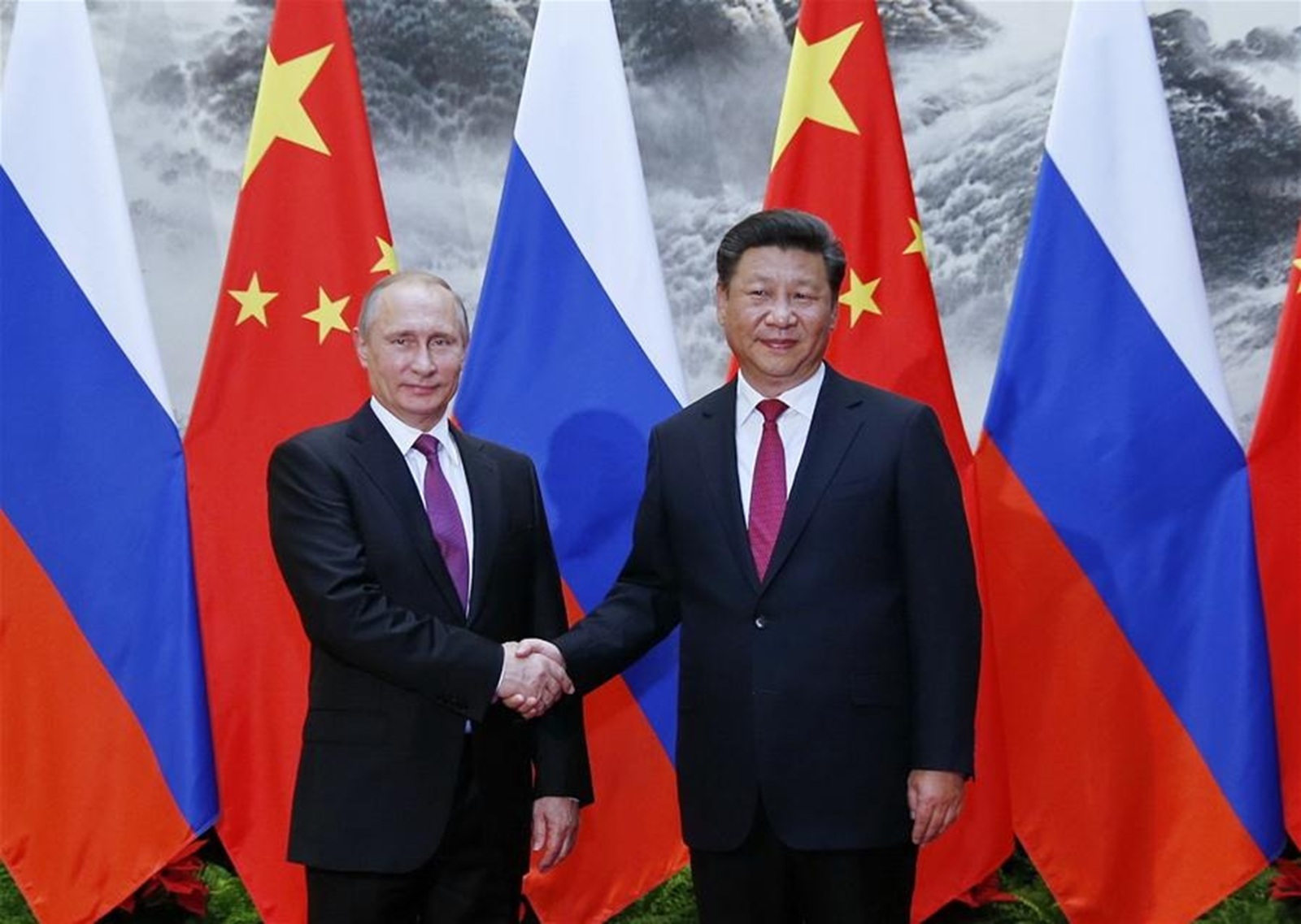 Ucrânia acusa a China de ajudar a Rússia com dados de satélite usados em ataques de mísseis e impõe sanções a empresas chinesas envolvidas.