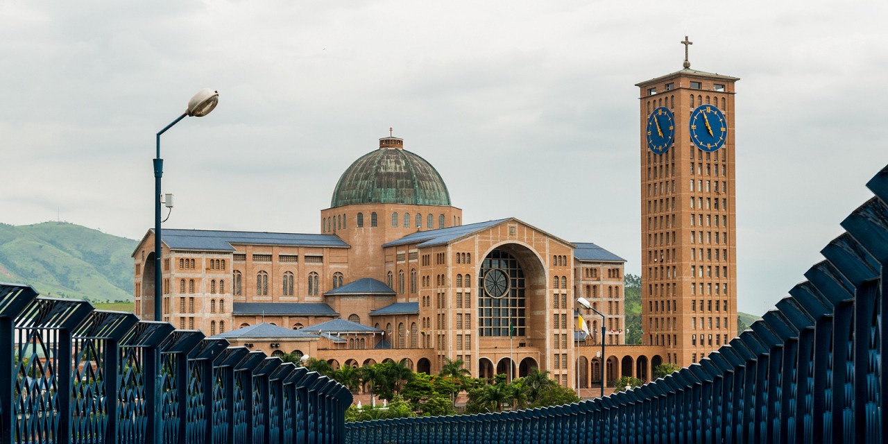 Construída com 35 mil m³ de concreto e 40 mil toneladas de aço, a Basílica de Aparecida é uma das maiores obras religiosas do planeta.