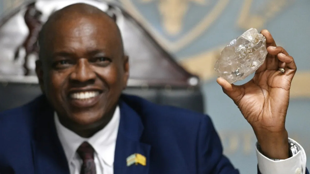 Trabalhador encontra o segundo maior diamante do mundo com 2.492 quilates em mina africana, avaliado em mais de US$ 50 milhões, e transformou Botswana no novo epicentro mundial da mineração de luxo; o fato ocorreu em 2021