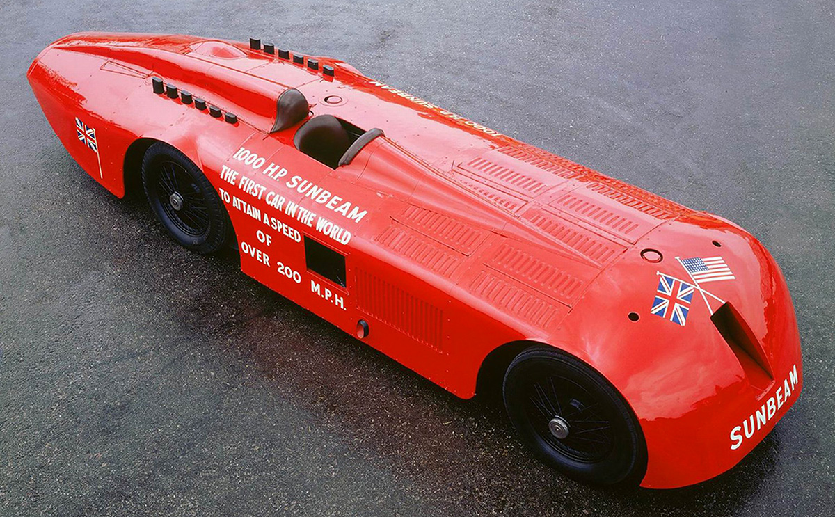 O carro que usou dois motores de avião e fez história: o Sunbeam 1000 HP atingiu 322 km/h em 1927 e se tornou o primeiro veículo terrestre a quebrar a barreira dos 200 mph