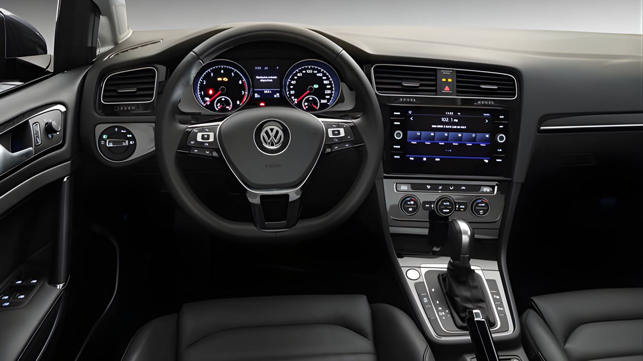 Descubra o VW Golf 1.4 TSI usado, um hatch médio com excelente desempenho, conforto e tecnologia, disponível a preços próximos de carros compactos.