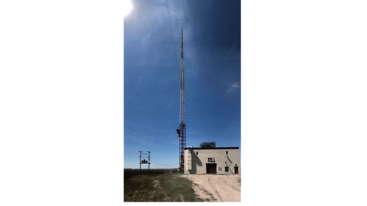 Imagem: KVLY-TV Mast em DAkota do Norte EUA.