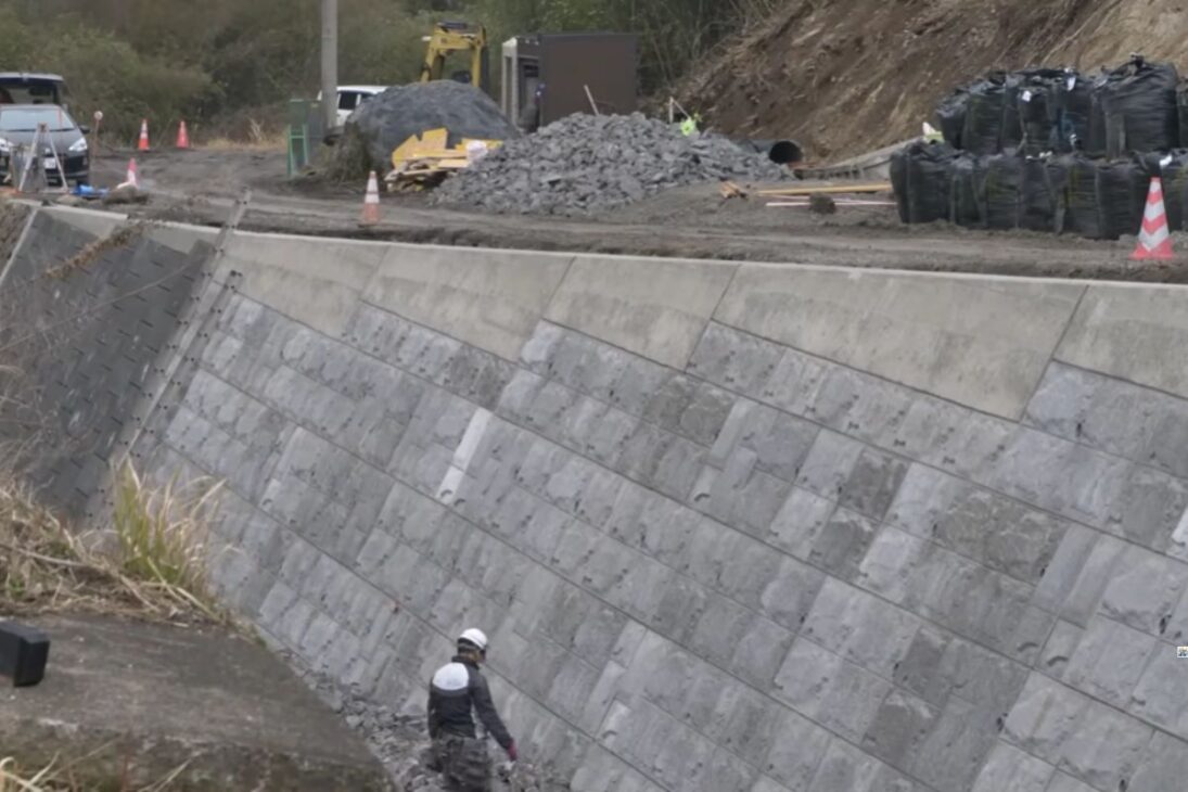 3 engenheiros japoneses colocam 400 blocos de concreto de 1 tonelada, trazendo esperança às áreas afetadas