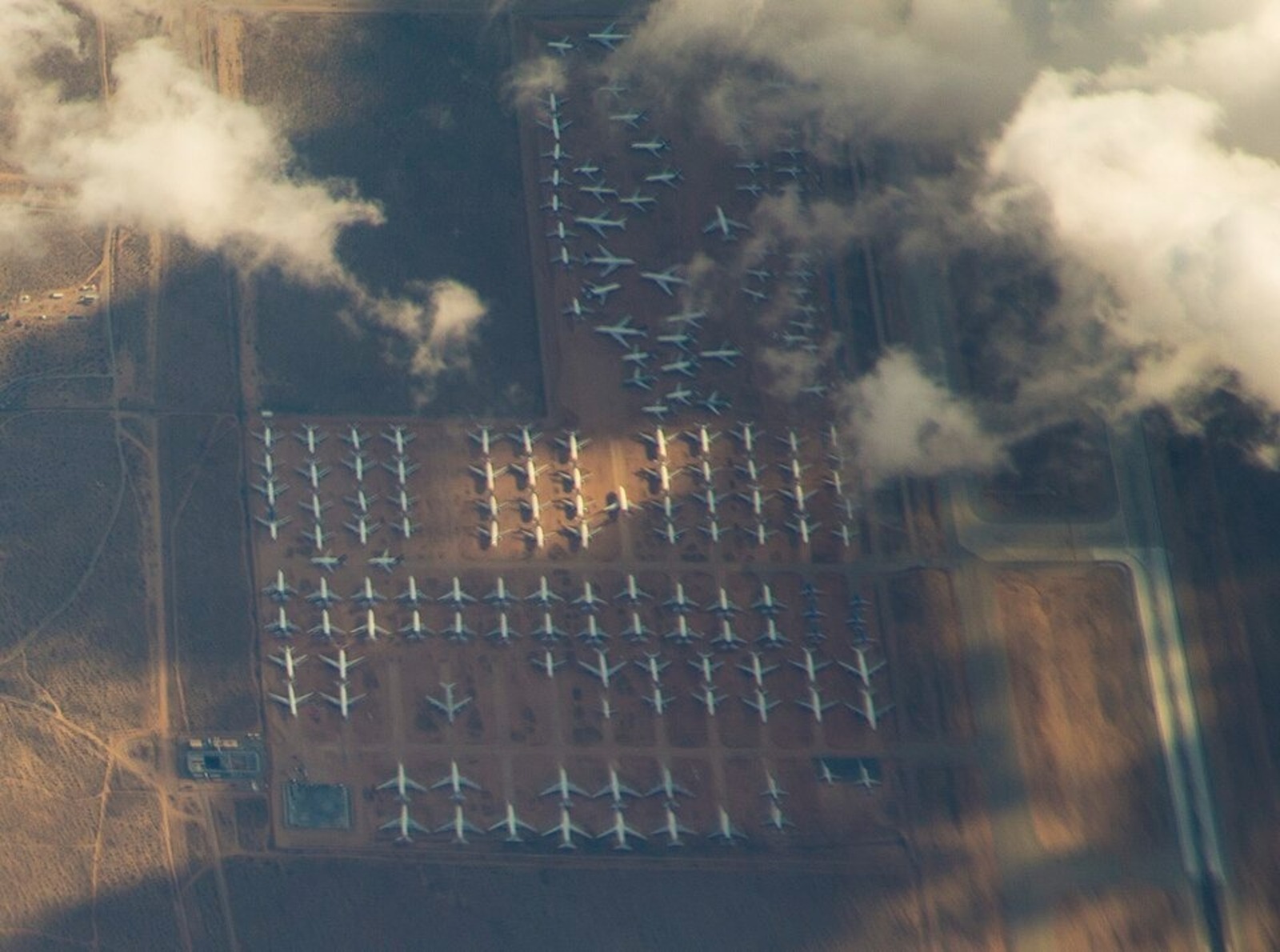 Aeroporto, Cemitério de aeronaves, Aviões