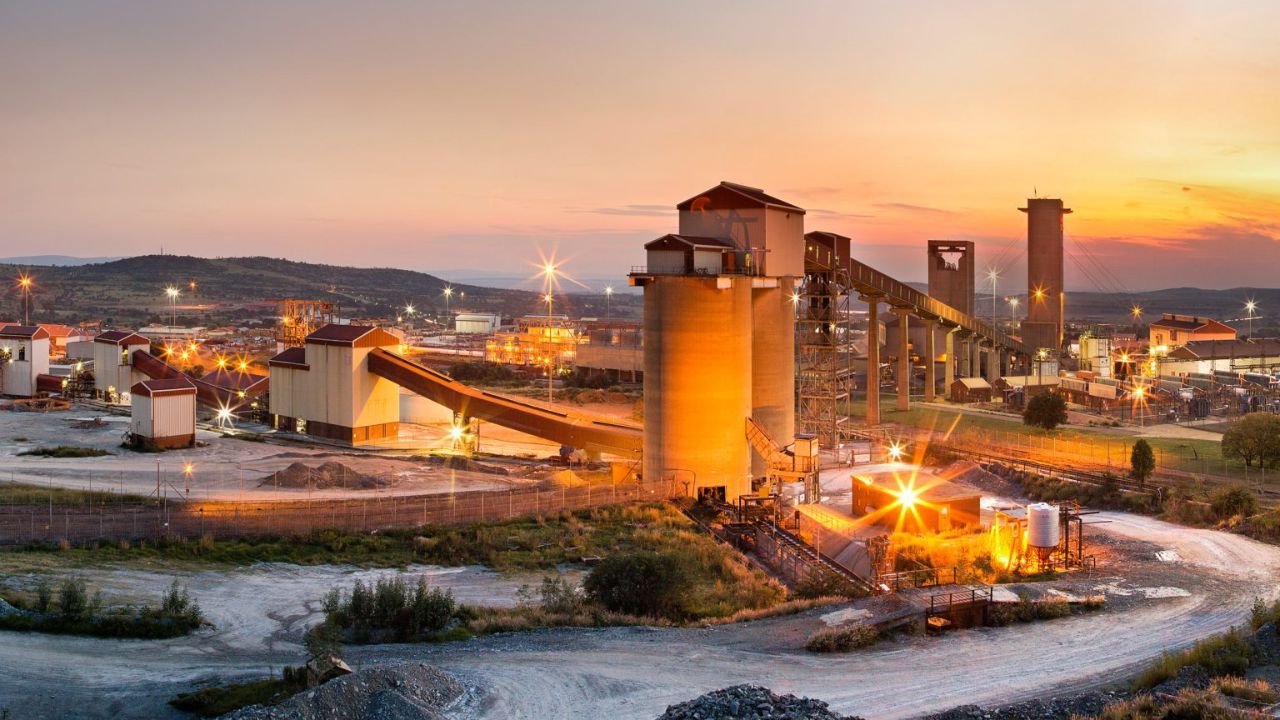 A Mponeng Gold Mine: um colosso de engenharia que perfura a crosta terrestre, revelando a imensidão da mina mais profunda da Terra vista da superfície.