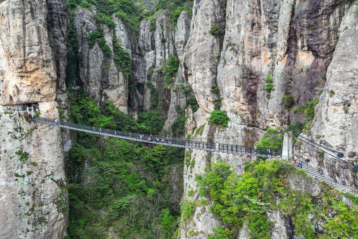 A caverna quadrada da China, na Montanha Yandang, revela templos taoístas, penhascos imensos e um café suspenso que parece flutuar entre as nuvens.