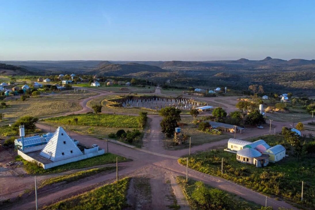 Zigurats revela uma cidade de pirâmides e casas redondas, onde o mistério envolve arquitetura, turismo e ocupação em evolução no interior sul-mato-grossense.

