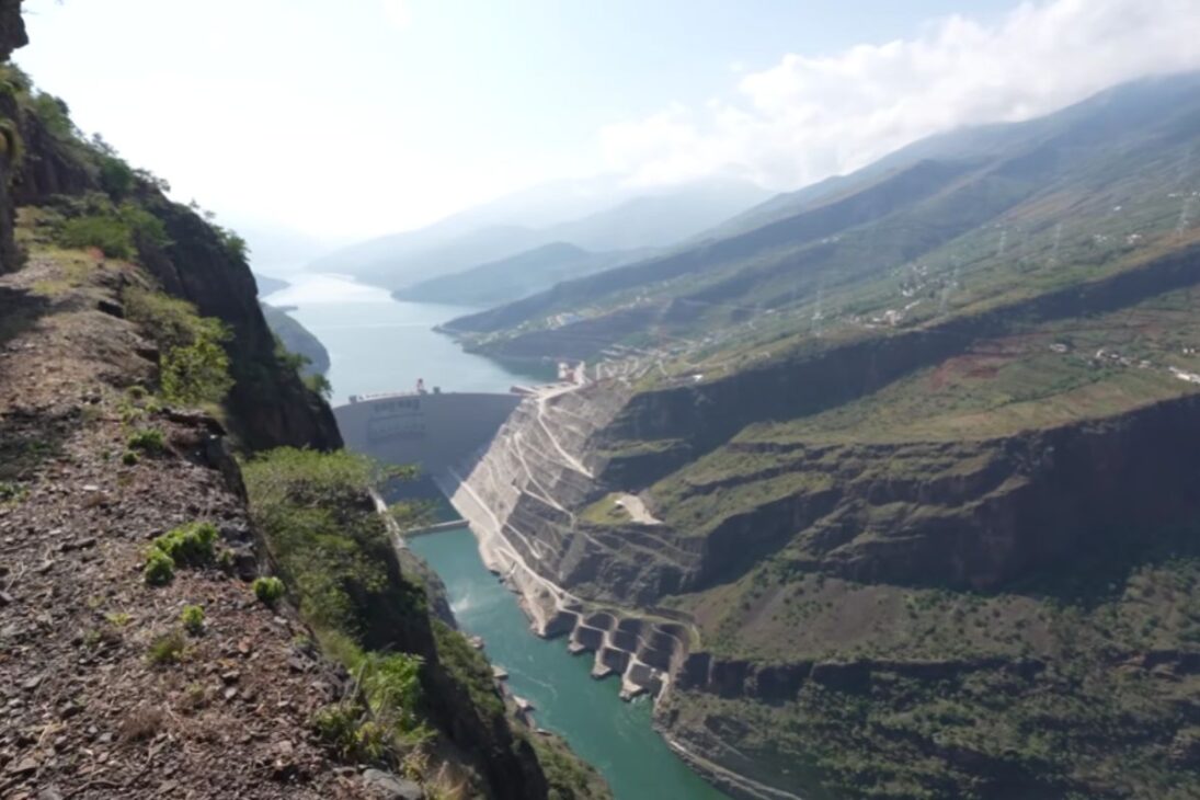 A estrada de penhasco de Yunnan: o caminho esculpido à mão que leva à segunda maior hidrelétrica do mundo
