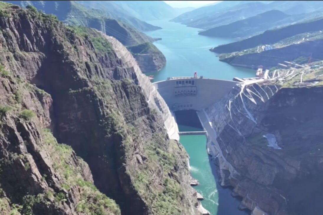 A estrada de penhasco de Yunnan: o caminho esculpido à mão que leva à segunda maior hidrelétrica do mundo