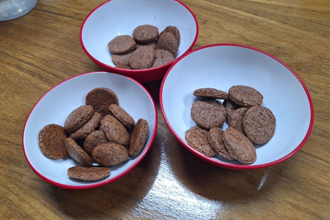 A receita, patenteada no Instituto Nacional da Propriedade Industrial (INPI) em 4 de setembro, utiliza 30% de farinha da casca do café Robusta Amazônico, substituindo parte da farinha tradicional e oferecendo uma alternativa mais saudável e sustentável.