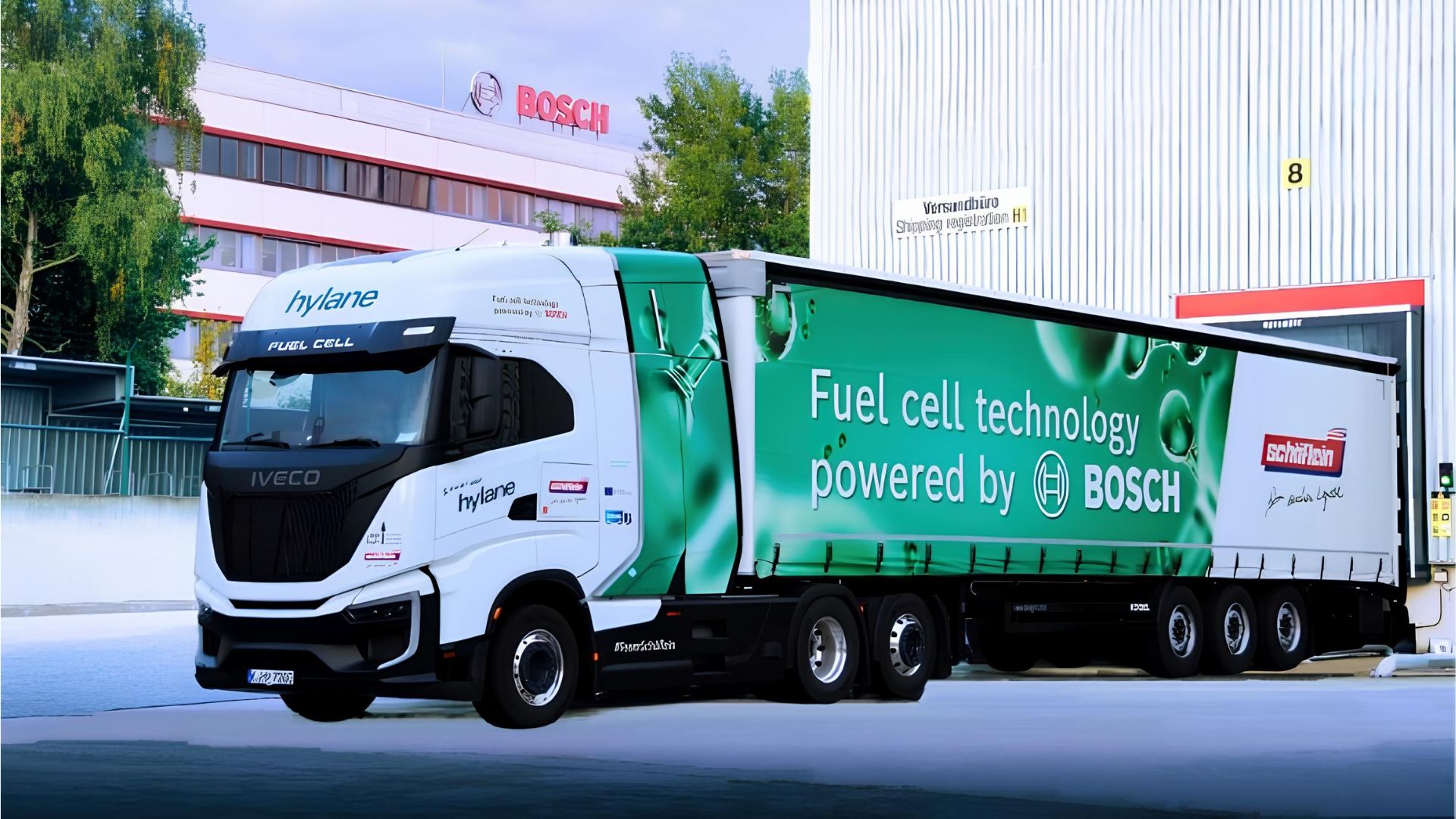 Caminhão a hidrogênio da Iveco com tecnologia Bosch estacionado em frente à unidade da Bosch em Nuremberga, exibindo logotipos da Hylane e Spedition Pflaum.