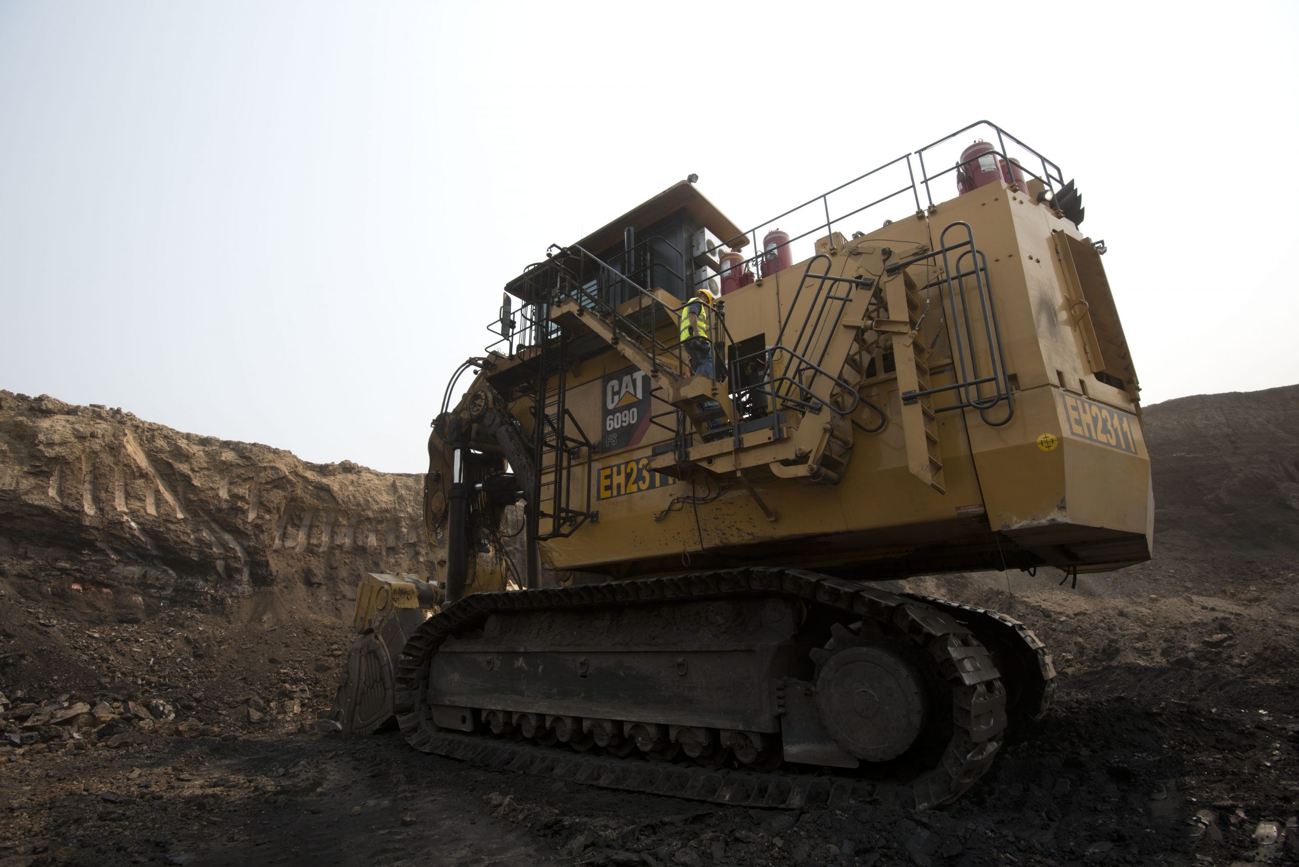 Com mais de 1.000 toneladas, potência brutal de 4.500 HP e pá capaz de erguer 52 m³ de rocha por ciclo, a Caterpillar 6090 FS rasga montanhas como manteiga e reina absoluta como a maior escavadeira hidráulica de mineração do planeta