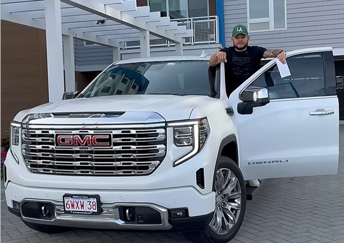 Youtuber mostra diferença do IPVA entre Brasil e EUA: R$ 50 mil anuais no Brasil contra apenas U$ 170 por ano em Massachusetts