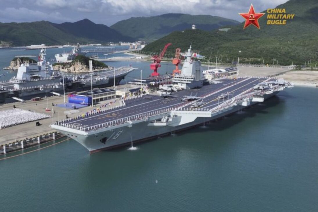 porta-aviões Fujian com catapultas eletromagnéticas entra na Marinha chinesa, amplia grupo aéreo e altera o equilíbrio regional com nova capacidade operacional.