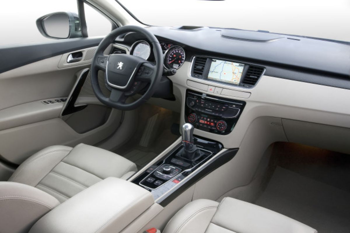 O Peugeot 508 2012 surpreende entre os usados de R$50 mil com motor 1.6 THP, consumo equilibrado, acabamento de luxo e conforto de sedã grande, entregando desempenho e sofisticação difíceis de encontrar na faixa.