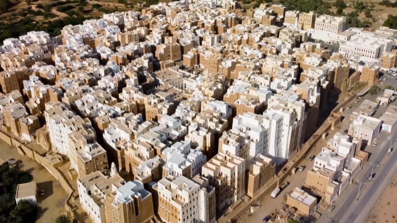 Construídas no deserto do Iêmen no século XVI, as torres de arranha-céus de 500 anos feitas de barro seguem desafiando a lógica da engenharia