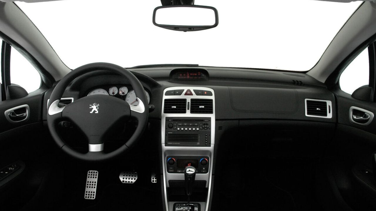 Custando menos de R$ 50 mil, equipado com motor 2.0 de 143 cv, teto rígido retrátil e porta-malas de 350 litros, essa é a opção acessível para quem sonha com um conversível; conheça o Peugeot 307