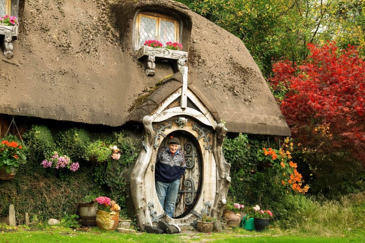 Na Escócia, Stuart Grant vive há décadas em isolamento na Casa Hobbit, um refúgio entre floresta, pedras e riachos moldado à mão.