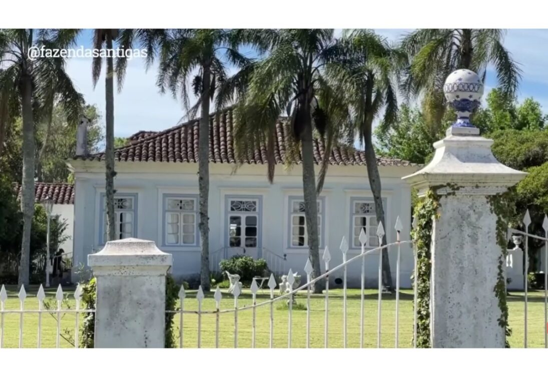 Na Estância da Gruta, o casarão histórico emerge entre planícies, com azulejos portugueses e lustres de vela compondo um acervo vivo e legível.