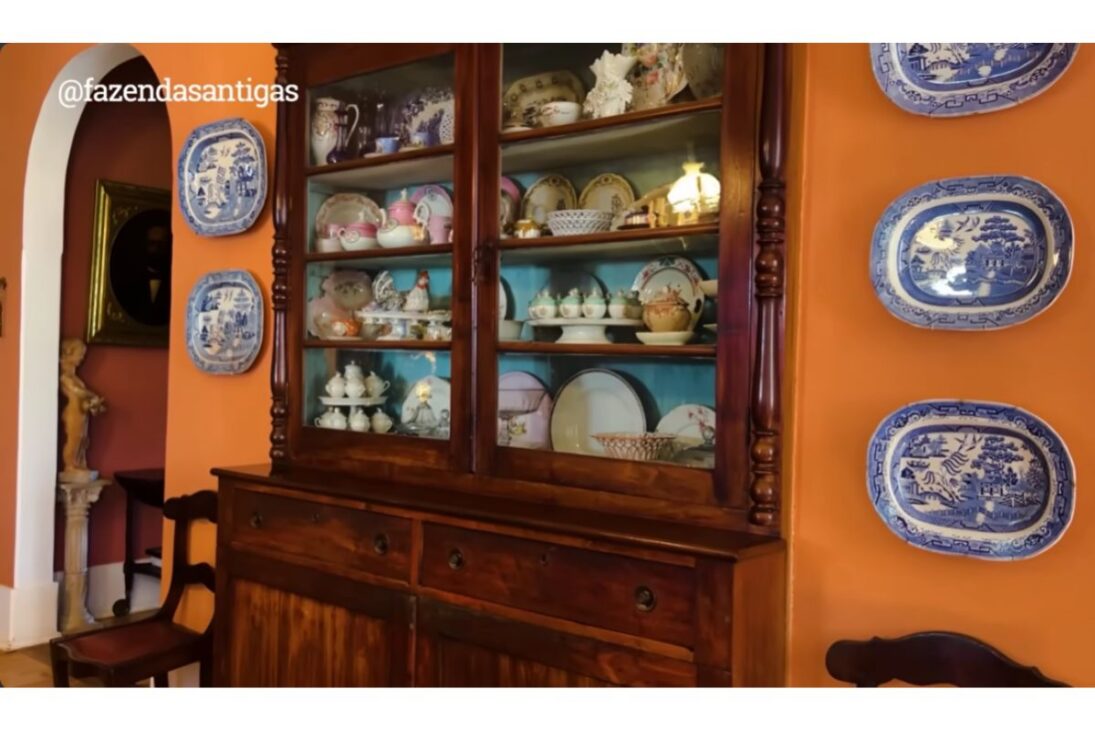 Na Estância da Gruta, o casarão histórico emerge entre planícies, com azulejos portugueses e lustres de vela compondo um acervo vivo e legível.