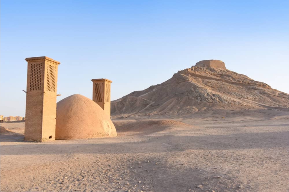 Com paredes de 2 metros e formato cônico, a construção persa que fabricava gelo no deserto há 2 mil anos impressiona ao vencer calor extremo sem eletricidade