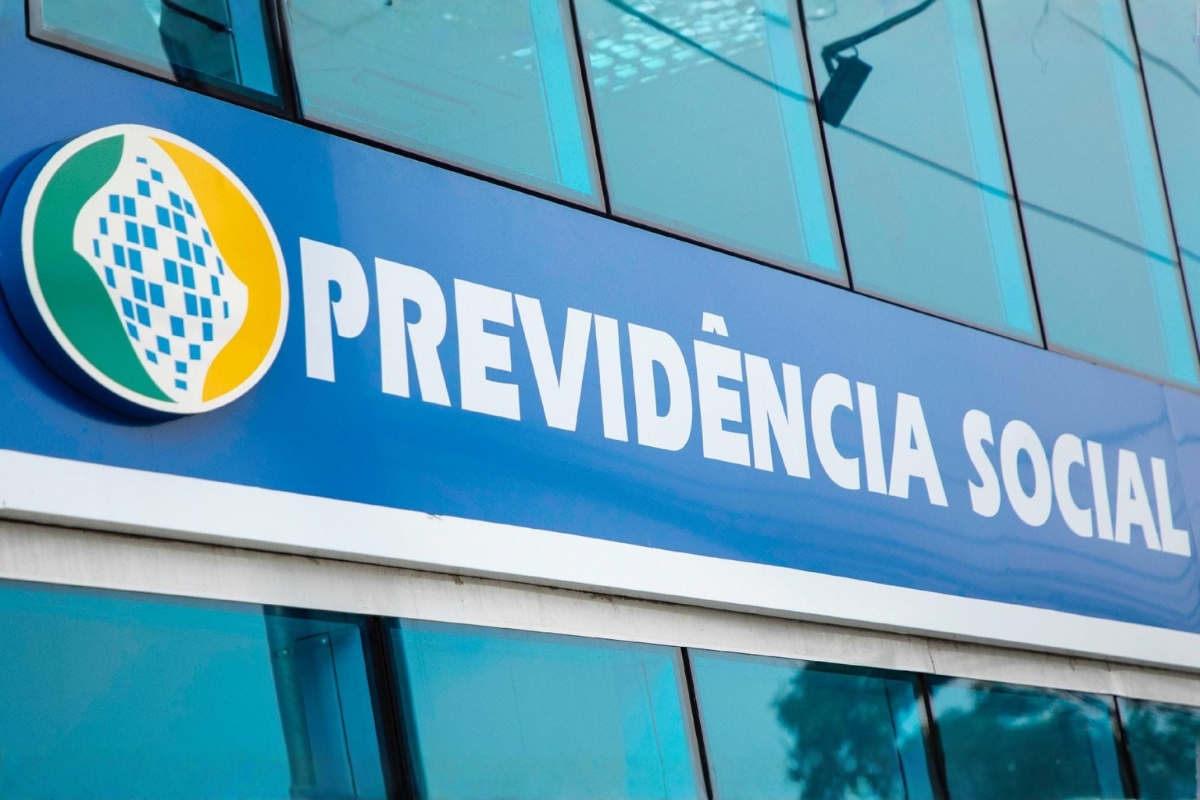 Fachada do prédio do INSS com o logotipo da Previdência Social, representando o órgão responsável pelas aposentadorias e pensões no Brasil